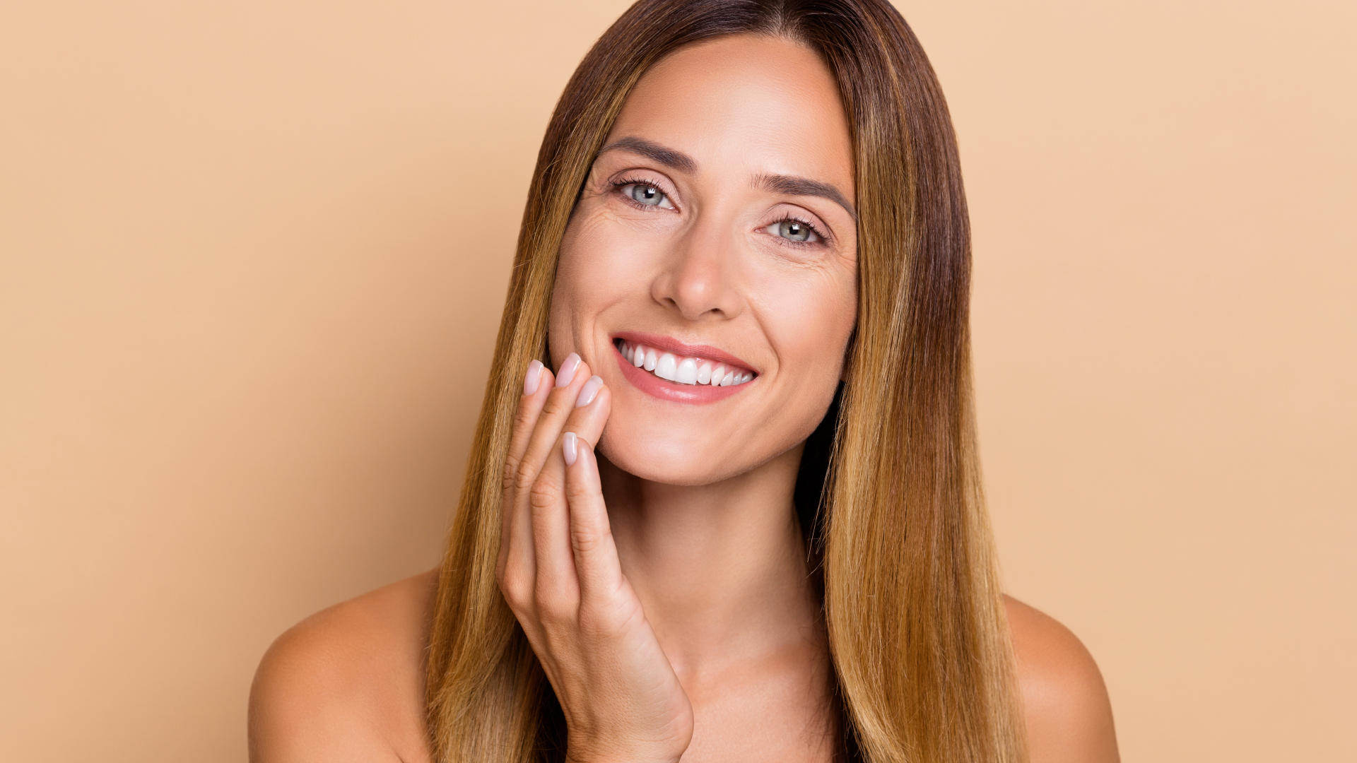 a women wearing porcelain veneers