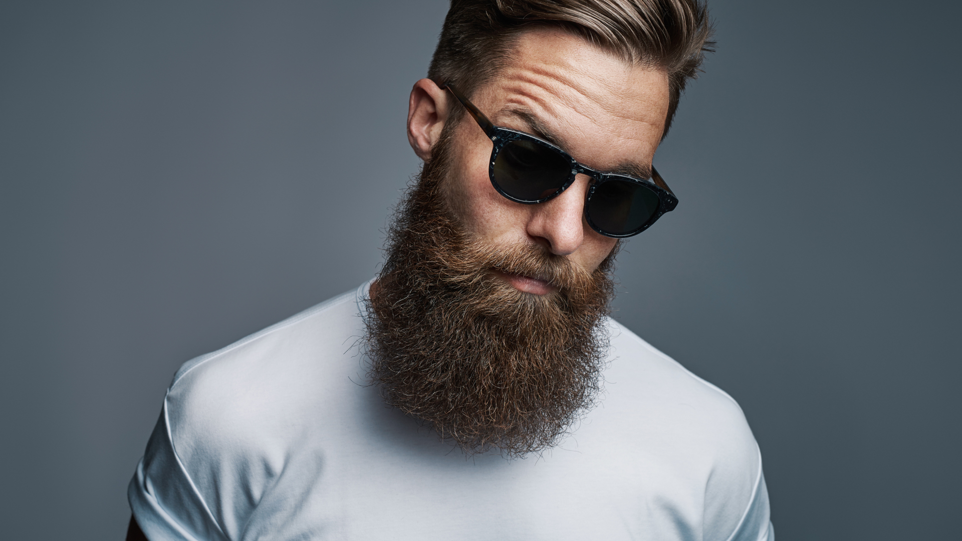 un hipster arborant fièrement sa barbe