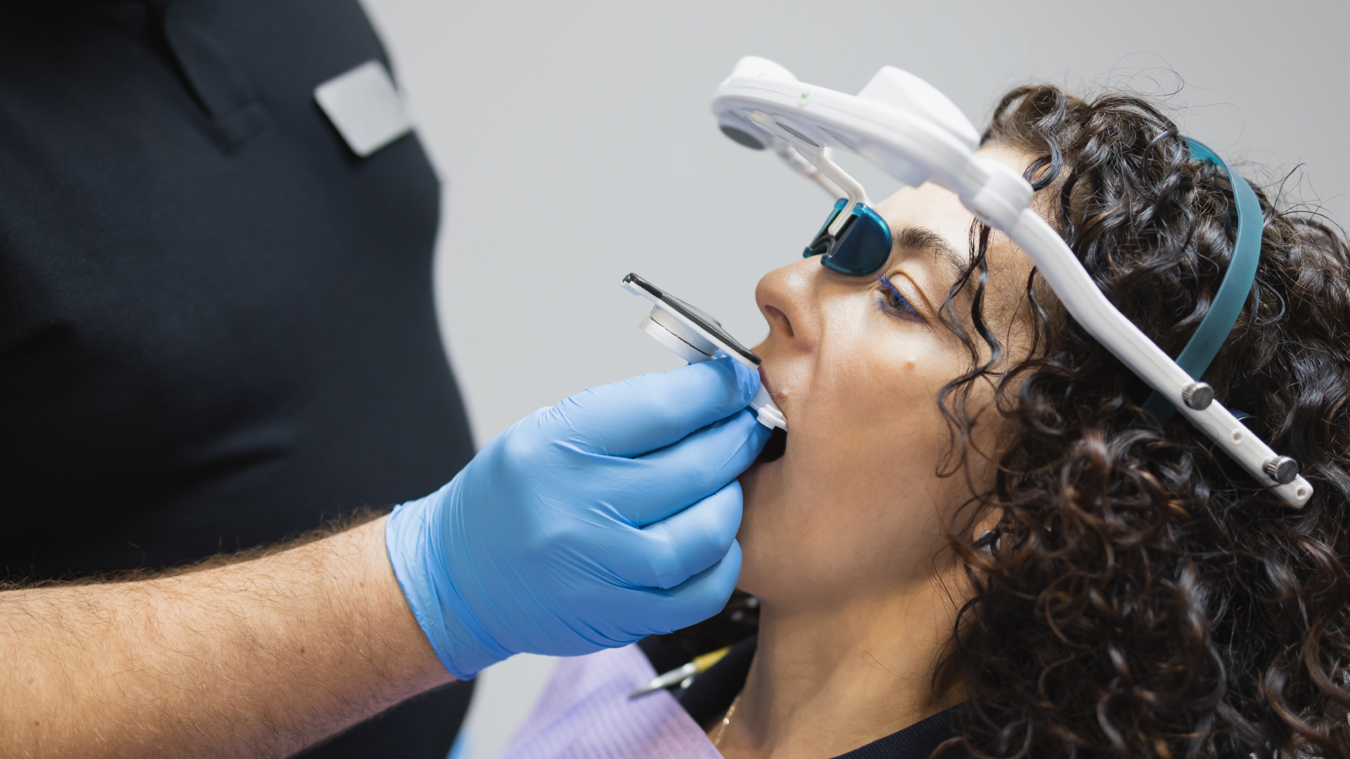 Un chirurgien dentiste mensurant la classe de malocclusion dentaire d’une patiente