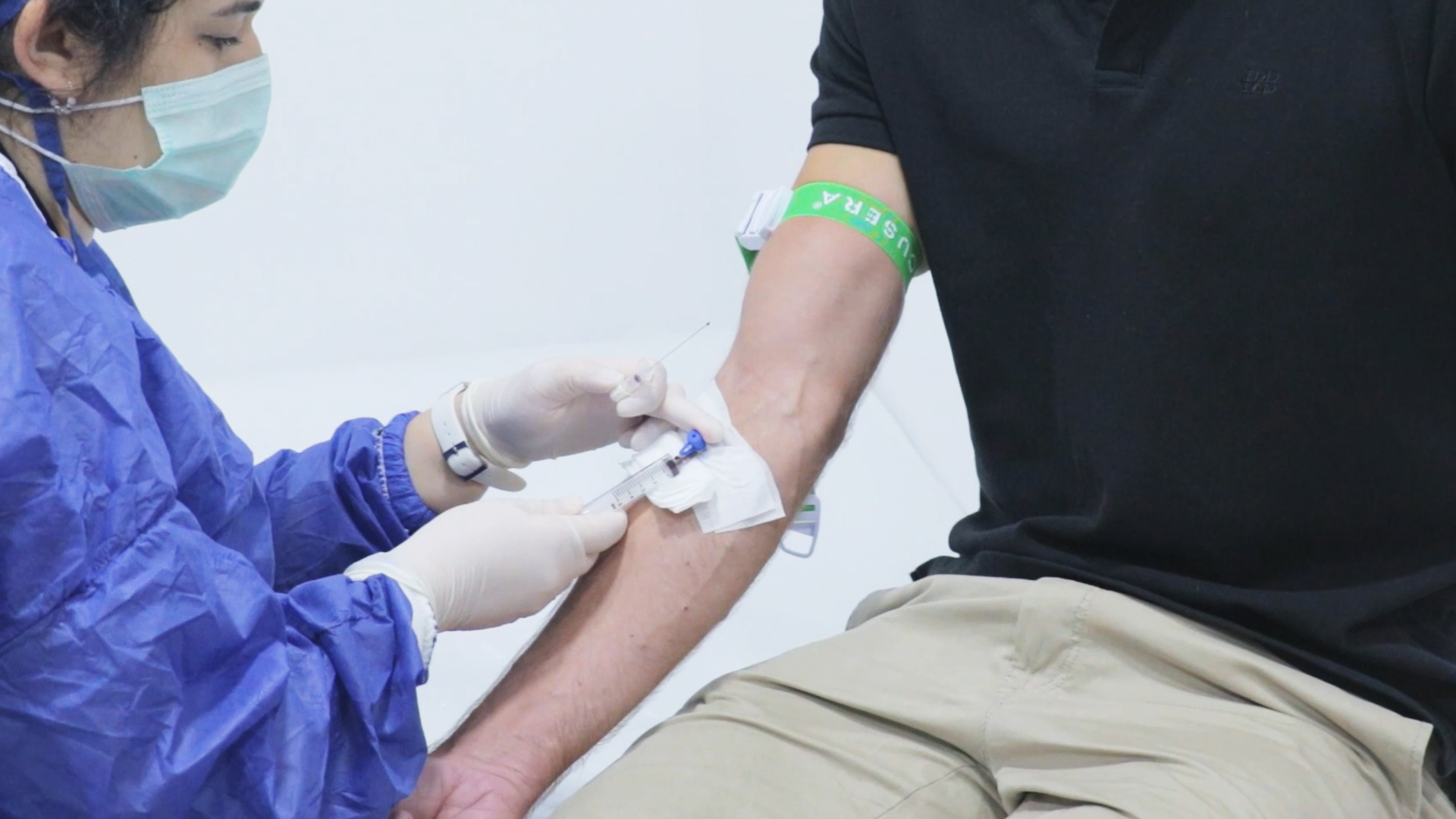 une infirmière prélève le plasma d'un patient dans le but de réaliser un traitement PRP
