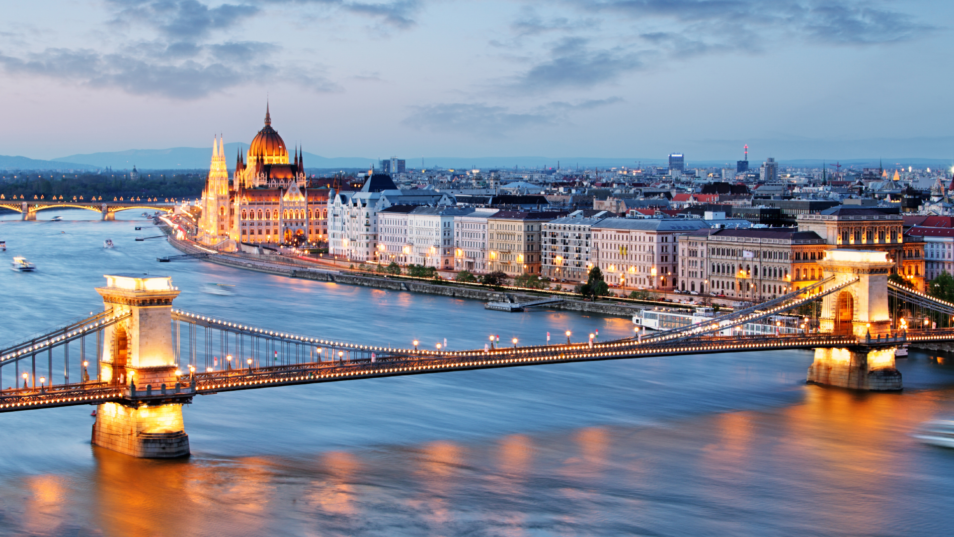 Vue de Budapest : le pont de chaînes en avant-plan et le palais royal en arrière-plan