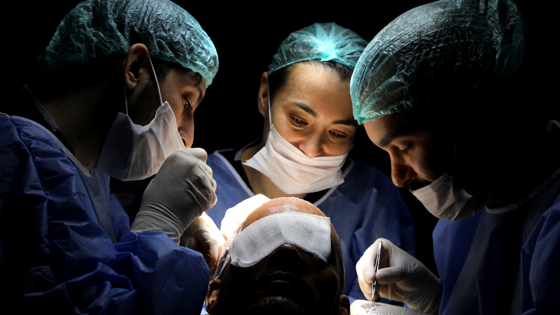 un patient en train de subir une greffe de cheveux en Turquie