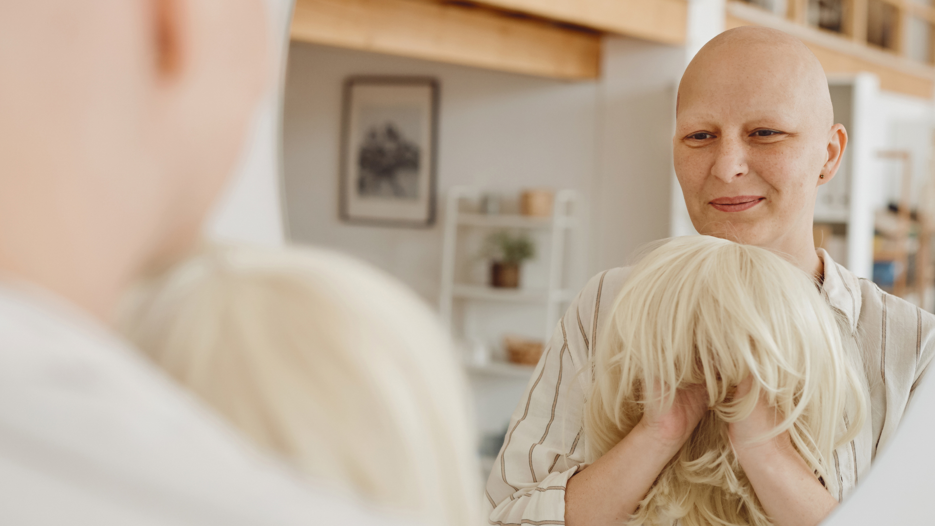 une femme ayant perdu ses cheveux à cause d'une chimiothérapie met une perruque