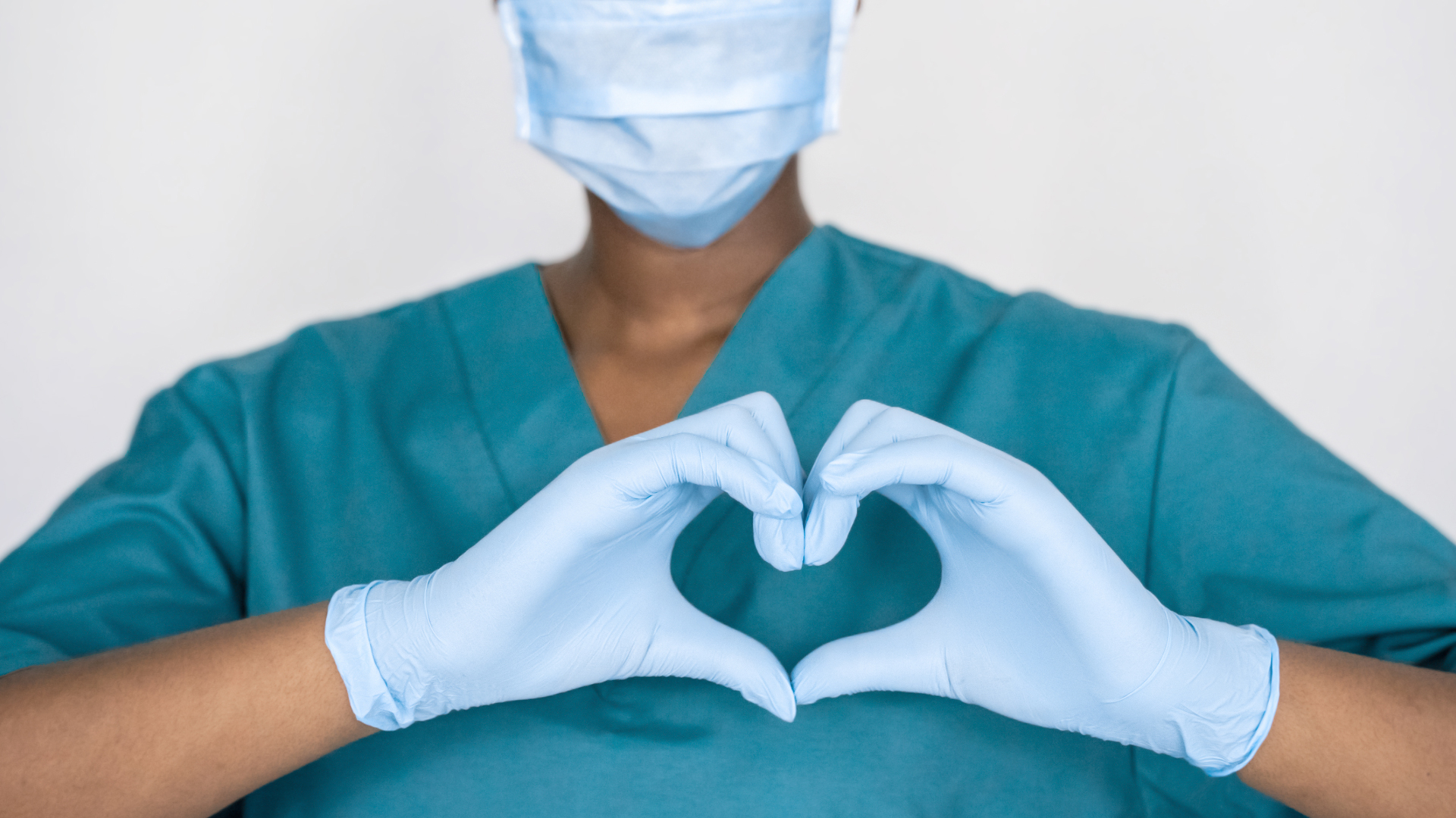 Une infirmière turque faisant un coeur avec ses doigts