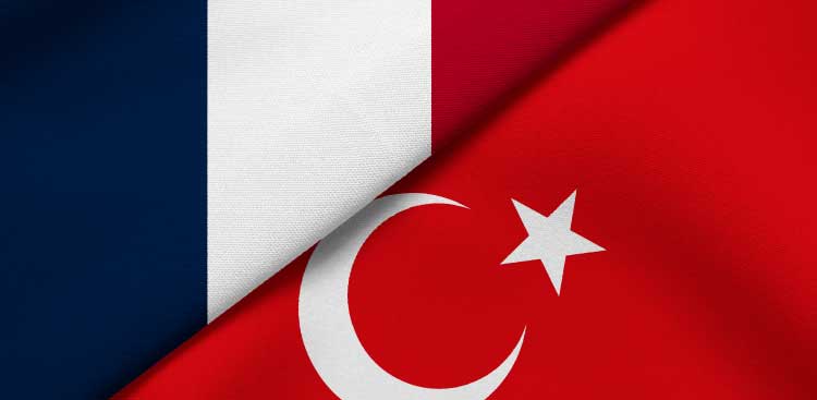 Drapeaux français et turc côte à côte, séparés par une diagonale