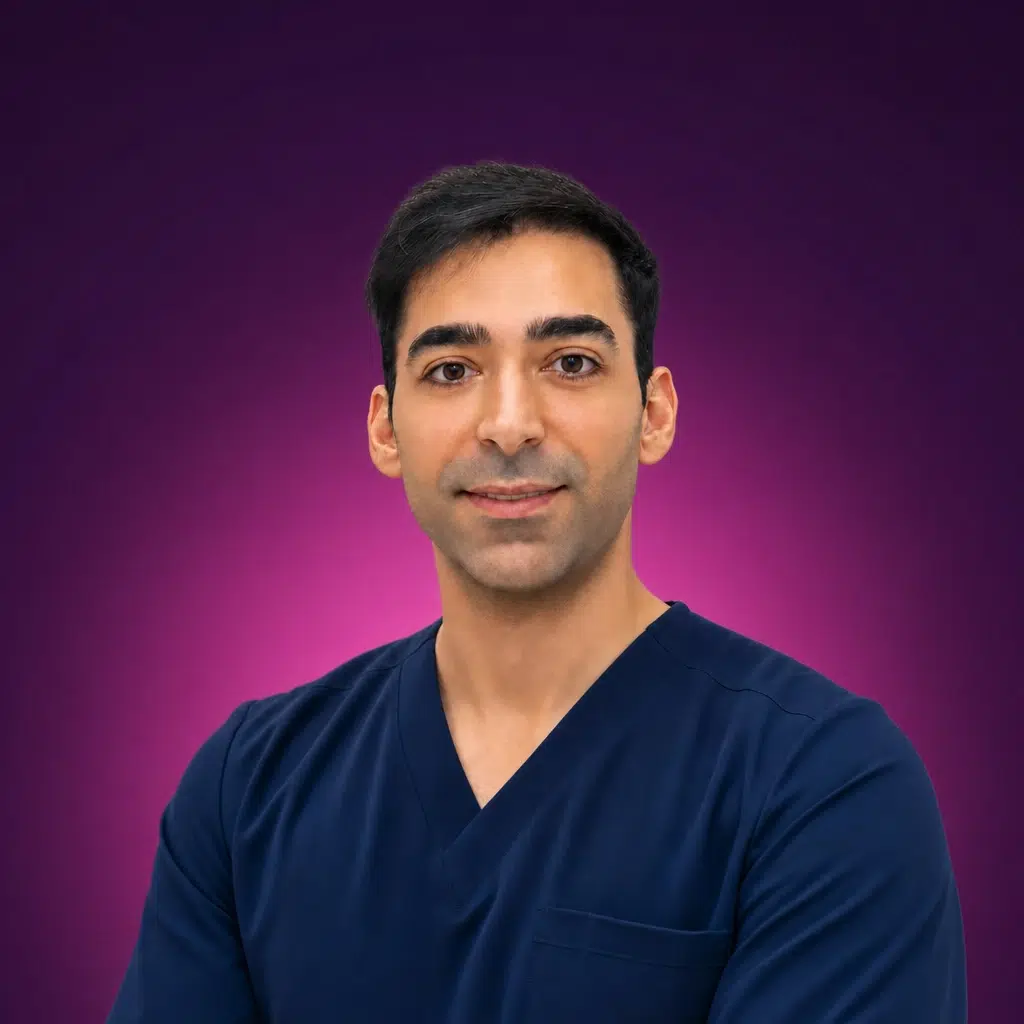 Dr Orçun Özkahraman en tenue médicale sur fond violet foncé