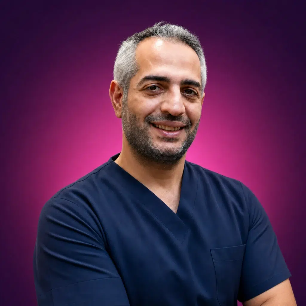 Dr Ahmed Havva en tenue médicale sur fond violet foncé