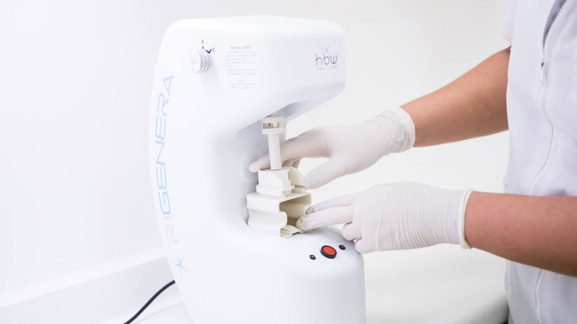 Mains gantées manipulant un appareil blanc