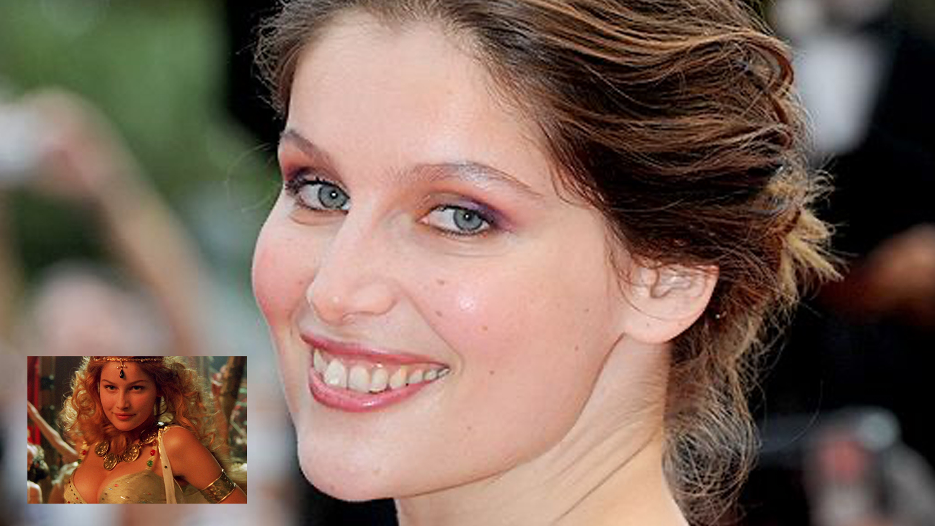 Portrait souriant de Laetitia Casta, avec une photographie plus ancienne insérée en bas à gauche du cadre